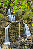 Wasserfall fließt über Felsstufe, Kuhfluchtfälle, Farchant, Estergebirge, Bayerische Alpen, Oberbayern, Bayern, Deutschland