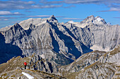 Frau beim Wandern steigt zum Sonnjoch auf, Kaltwasserkarspitze, Birkkarspitze und Ödkarspitze im Hintergrund, Sonnjoch, Karwendel, Naturpark Karwendel, Tirol, Österreich