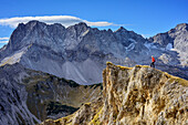 Frau beim Wandern blickt auf Karwendelkette, Sonnjoch, Karwendel, Naturpark Karwendel, Tirol, Österreich