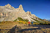 Mann und Frau wandern unter Monte Pelmo, Monte Pelmo, Dolomiten, UNESCO Welterbe Dolomiten, Venetien, Italien