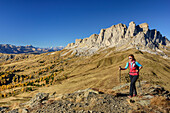 Frau beim Wandern steigt zum Col di Lana auf, Setsass im Hintergrund, Col di Lana, Dolomiten, UNESCO Welterbe Dolomiten, Venetien, Italien