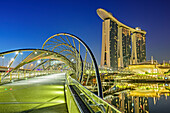 Beleuchtete Helixbridge mit Marina Bay Sands, Marina Bay, Singapur