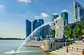 Wasserspeiender Merlion mit Bankenviertel, Marina Bay, Singapur