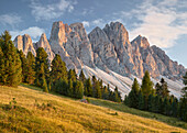 Geisler Gruppe von der Gampenalm, Südtirol, Italien