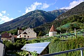 Renaissance-Schloß Goldrain mit Sonnenkolektoren, Vinschgau, Südtirol, Italien