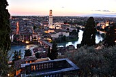 Blick vom Castel San Pietro auf die Altstadt und den Fluss Etsch, Verona, Veneto, Italien