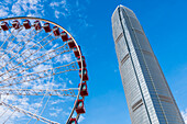 Das Hochhaus Two International Finance Centre mit dem Riesenrad The Hong Kong Observation Wheel, Hongkong, China, Asien