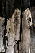Die markante Holzbeplankung einer alten Almhütte, Südtirol, Alto Adige, Italien