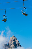 Blick von der Seiser Alm auf die Gebirgsgruppe Schlern mit dem Sessellift Spitzbühl, Compatsch, Südtirol, Alto Adige, Italien