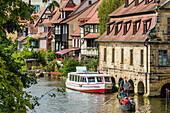View from the Lower Bridge to the river Left Regnitzarm with a gondolier and the row of houses Am Kranen, Bamberg, Bavaria, Germany
