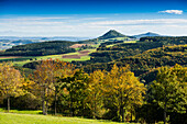 Aussicht vom Hegaublick mit den Hegauvulkanen, Hohenhewen, Hohenstoffel, Hohentwiel, Hohenkrähen, Hegau, Baden-Württemberg, Deutschland