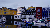 Boote und Häuser, Tórshavn, Vagar, Färöer Inseln, Dänemark