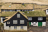 Traditionelle Häuser mit Reetdächern, Mykines , Färöer Inseln, Dänemark