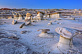 Braun-weiß gebänderte Felstürme aus Sandstein, Bisti Badlands, De-Nah-Zin Wilderness Area, New Mexico, USA