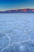 Salzablagerung in Salzpfanne Badwater Basin bei Sonnenaufgang, Death Valley Nationalpark, Kalifornien, USA