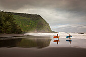 USA, Hawaii, The Big Island, paddle boarders Donica and Abraham Shouse in the Waipio Valley