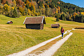 Gerold, Garmisch Partenkirchen, Bavaria, Germany, Europe, Young woman walking on a footpath in Gerold