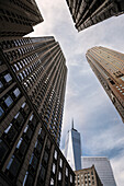 Blick in den Himmel mit Wolkenkratzern wie dem ONE World Trade Centre, Manhattan, New York City, Vereinigte Staaten von Amerika, USA, Nordamerika