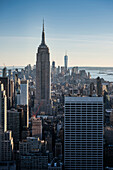 Top of the Rock Ausblick zum Empire State Building, ONE World Trade Center, Times Square und Liberty Island, Rockefeller Center, Manhattan, New York City, Vereinigte Staaten von Amerika, USA, Nordamerika
