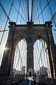 Fußgängerweg auf Brooklyn Bridge, New York City, Vereinigte Staaten von Amerika, USA, Nordamerika