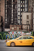 gelbes New York Taxi vor Graffiti, 5th Avenue, Manhattan, New York City, Vereinigte Staaten von Amerika, USA, Nordamerika