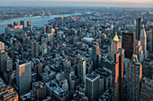 Blick von Aussichtsplattform des Empire State Building zum East River, Manhattan, New York City, Vereinigte Staaten von Amerika, USA, Nordamerika