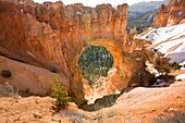 Sandstone arch in Bryce Canyon resembles a giant keyhole.