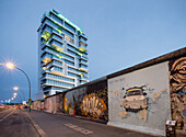 East Side Gallery, Berliner Mauer, Trabi,  Hochhaus Living Levels, Berlin Firedrichshain