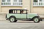 Citroen C SIX, oldtimer, 1928 built, driving. Couple in 20/30ies Costume