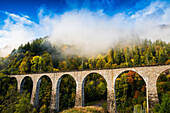 Eisenbahnbrücke in der Ravennaschlucht, Höllental im Herbst, bei Freiburg im Breisgau, Schwarzwald, Baden-Württemberg, Deutschland