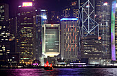 Nächtlicher Blick auf Victoria Island von der Promenade auf Kowloon, Hongkong, China