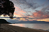Sonnenuntergang am Strand von Pohara, Golden Bay, Südinsel, Neuseeland