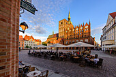 St. Nikolai und Rathaus am Alten Markt mit außen Gastronomie, Stralsund, Ostseeküste, Mecklenburg-Vorpommern, Deutschland