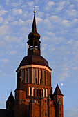 St. Marien Kirche mit Mond , Stralsund, Ostseeküste, Mecklenburg-Vorpommern, Deutschland