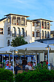 Freiluftrestaurant mit Menschen und Villa an der Strandpromenade Ahlbeck, Usedom, Ostseeküste, Mecklenburg-Vorpommern, Deutschland