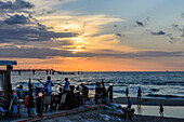 Strandbar mit Musikband und Sonnenuntergang von Misdroy, Insel Wollin, Ostseeküste, Polen