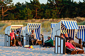 Menschen in Strandkörben in Prerow am Strand,  Ostseeküste, Mecklenburg-Vorpommern Deutschland