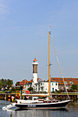 Hafen mit Segelboot und Leuchtturm von Timmendorfer Strand, Insel Poel, Ostseeküste, Mecklenburg-Vorpommern Deutschland