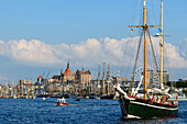 Segelschiffe im Hafen zur Hansesail, Rostock, Ostseeküste, Mecklenburg-Vorpommern, Deutschland