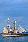 Segelschiffe in Warnemünde mit Leuchtturm zur Hansesail, Warnemünde, Rostock, Ostseeküste, Mecklenburg-Vorpommern, Deutschland