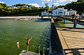 Kinder springen von Seebrücke in Sellin, Rügen, Ostseeküste, Mecklenburg-Vorpommern,  Deutschland
