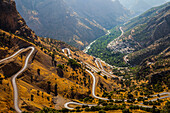 Serpentinenstraße im kurdischen Tal Hawraman, Iran, Asien