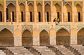 Paar auf der Chadschu Brücke in Isfahan, Iran, Asien