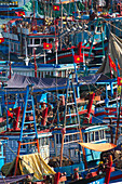 Schiffe im Hafen von Nha Trang, Vietnam, Asien