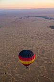 Heißluftballon über Wüste bei Dubai, VAE, Asien