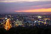 Blick auf Almaty bei Nacht, Kasachstan, Asien