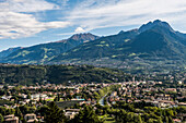 Blick auf Meran und die Sarntaler Berge, Südtirol, Italien