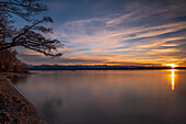 Sunset on the shore of Lake Starnberg with a view of the Wetterstein Mountains with Zugspitze, Ambach, Upper Bavaria, Germany