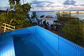 Blick vom Pavillion im Lizard Island Resort über Pool aufs Meer, Lizard Island, Queensland, Australien