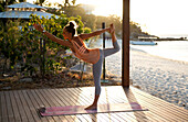 Yoga am Strand gehört zum Angebot im Lizard Island Resort, Lizard Island, Queensland, Australien